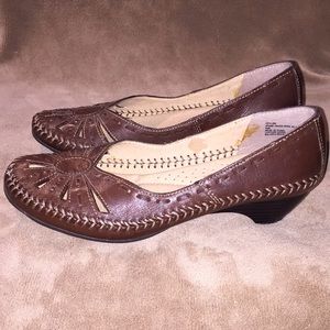 NWOT Bass Sz 6.5M brown leather 1.5" heel